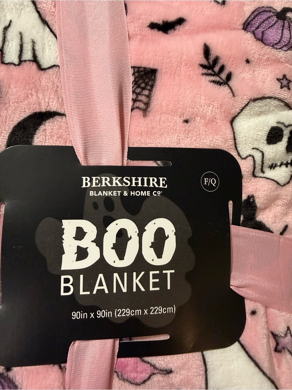 Berkshire Pink Halloween 'Boo' Full/Queen Blanket - Picture 2 of 5
